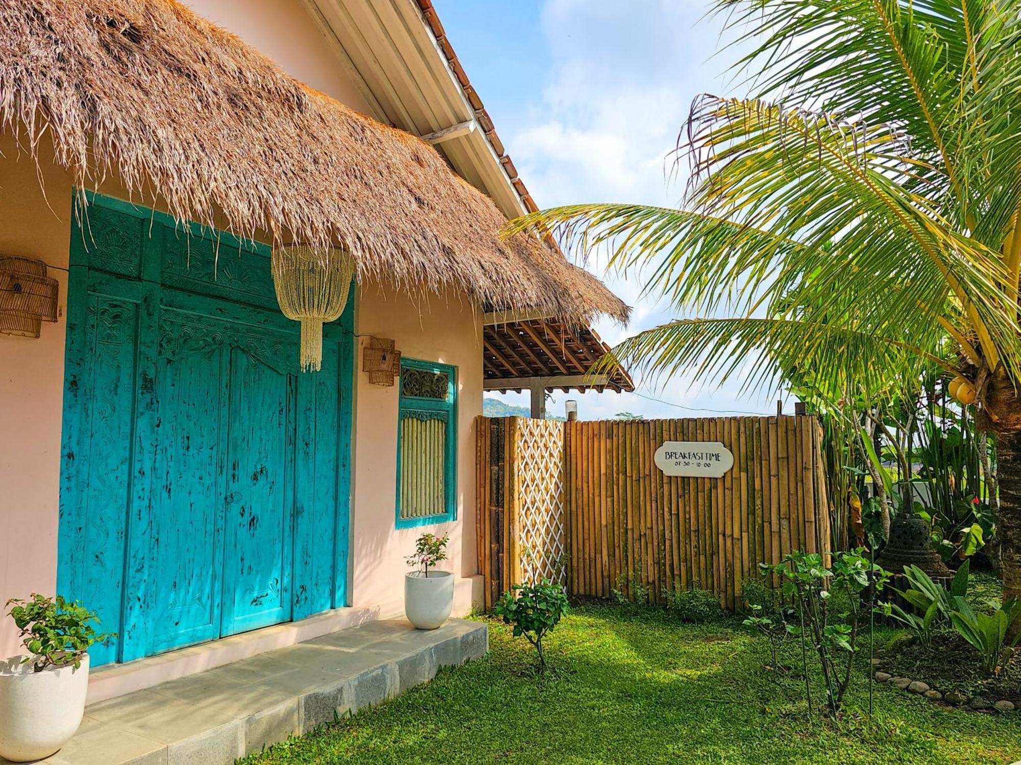 Janur Bungalow Магеланг Экстерьер фото